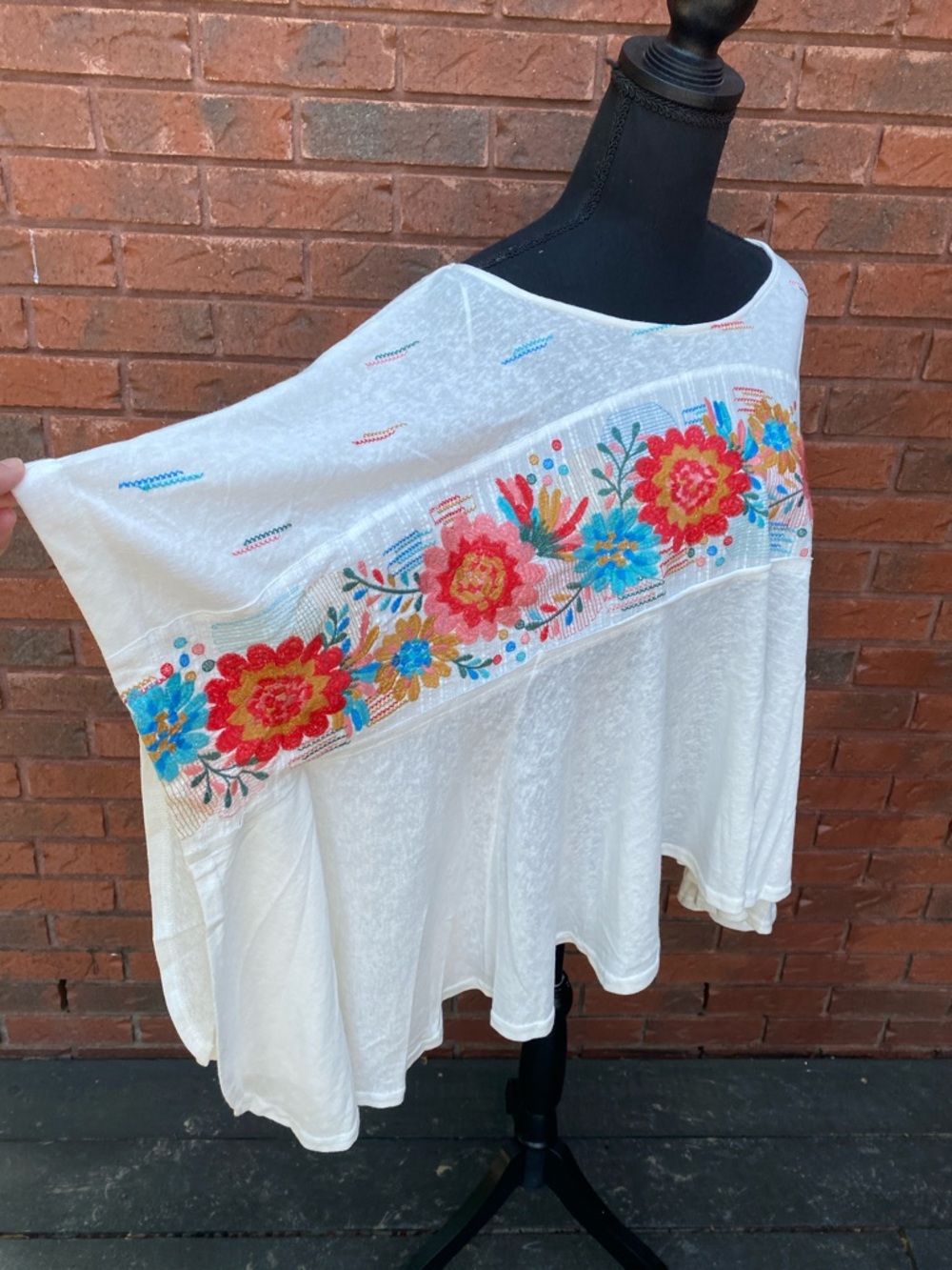 NWT Savanna Jane White Boho Embroidered Floral Poncho Top M/L - Picture 6 of 9